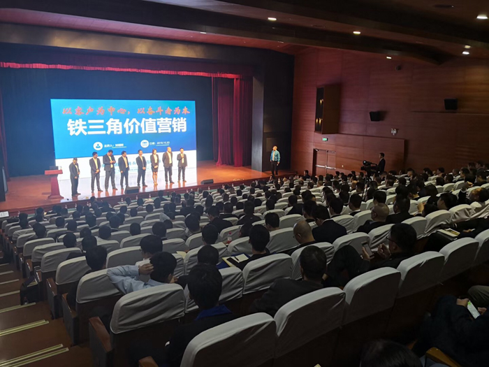 現(xiàn)場運(yùn)城制版與會(huì)人員做筆記