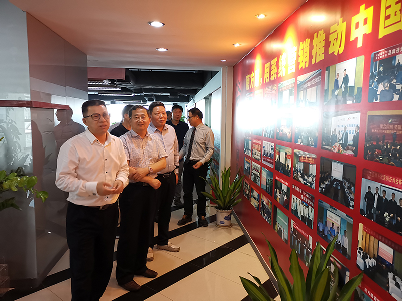 湖北汽車工業(yè)學院鐘毓寧校長率隊參訪南方略1