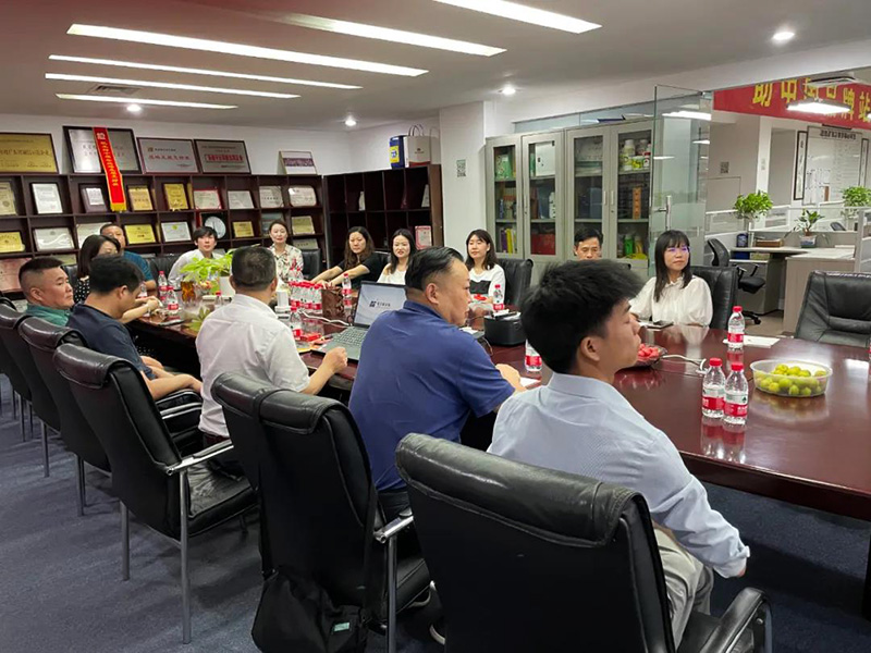 宜昌廣東商會、湖北人民政府駐深、宜昌人民政府駐深等領(lǐng)導(dǎo)與企業(yè)家一行蒞臨南方略咨詢集團(tuán)指導(dǎo)工作3