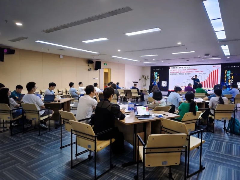 南方略咨詢董事長劉祖軻受邀在灣區(qū)宜昌智庫大講堂帶來《LTC數(shù)字化營銷流程與爆品打造》主題分享3